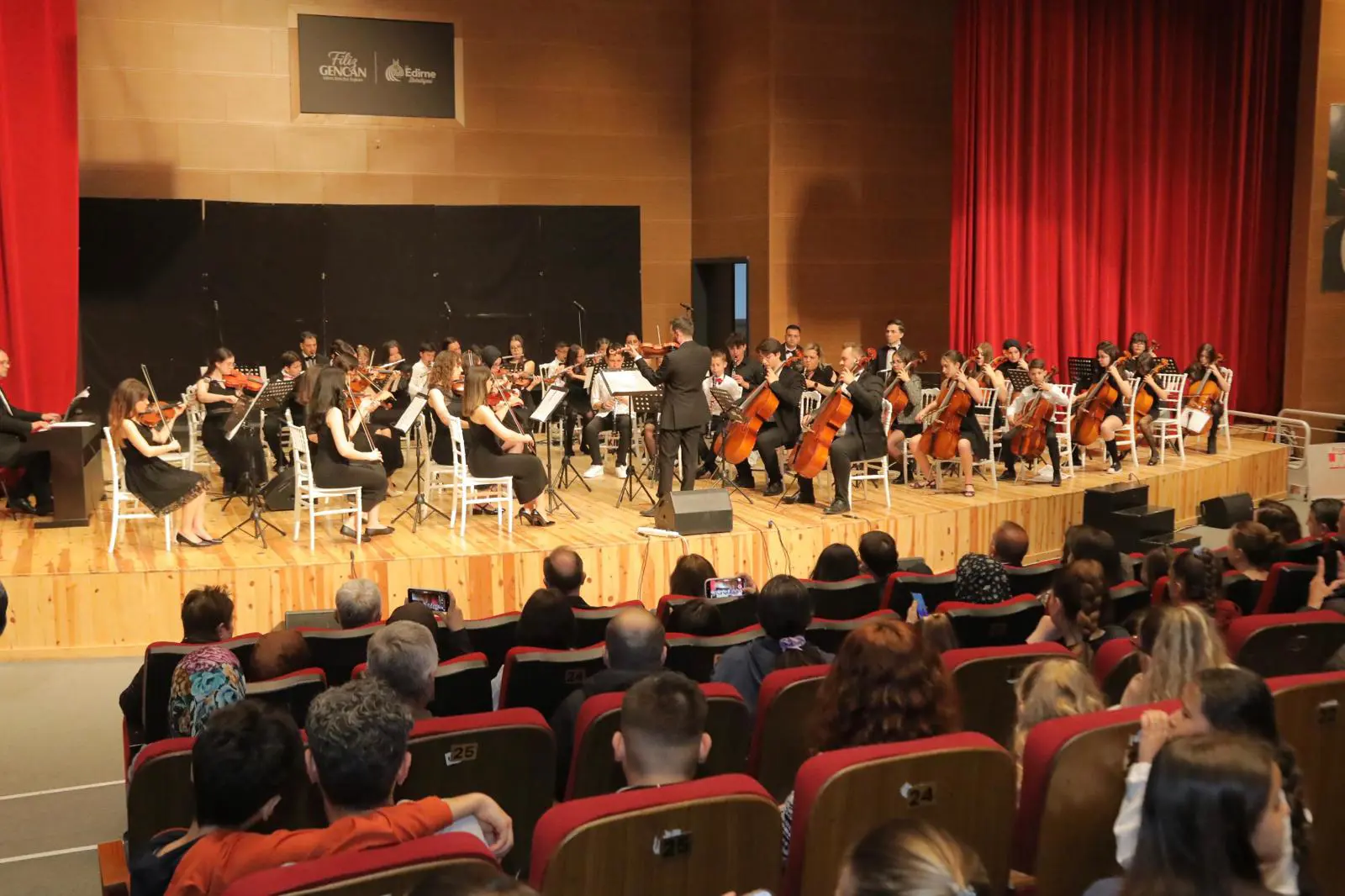 EDİRNE BELEDİYESİ 23 NİSAN ŞENLİĞİ RENKLİ GÖRÜNTÜLERE SAHNE OLDU galeri görseli